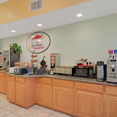 Super 8 By Wyndham Austin/Airport North Ξενοδοχείο Εξωτερικό φωτογραφία