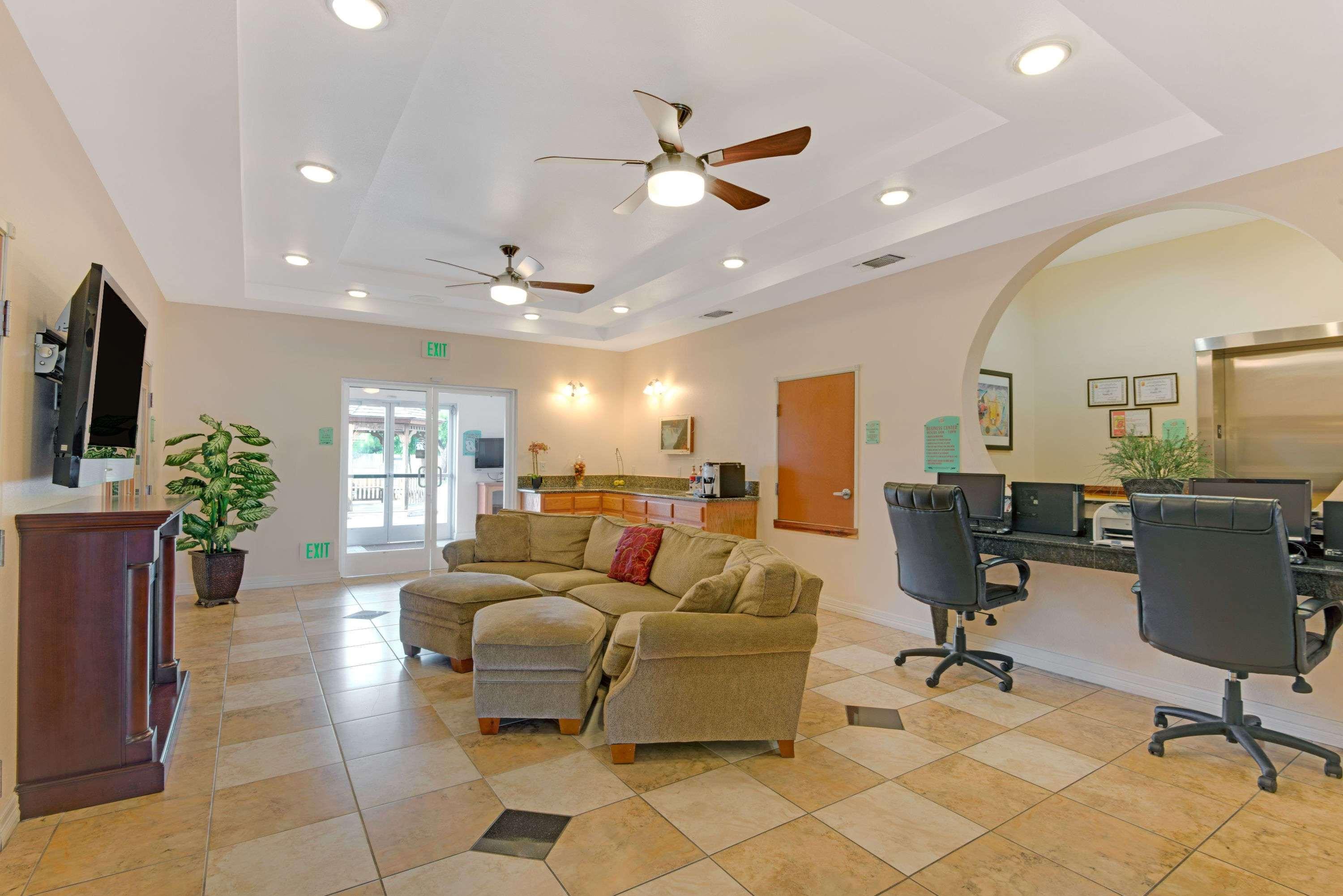 Super 8 By Wyndham Austin/Airport North Ξενοδοχείο Εξωτερικό φωτογραφία