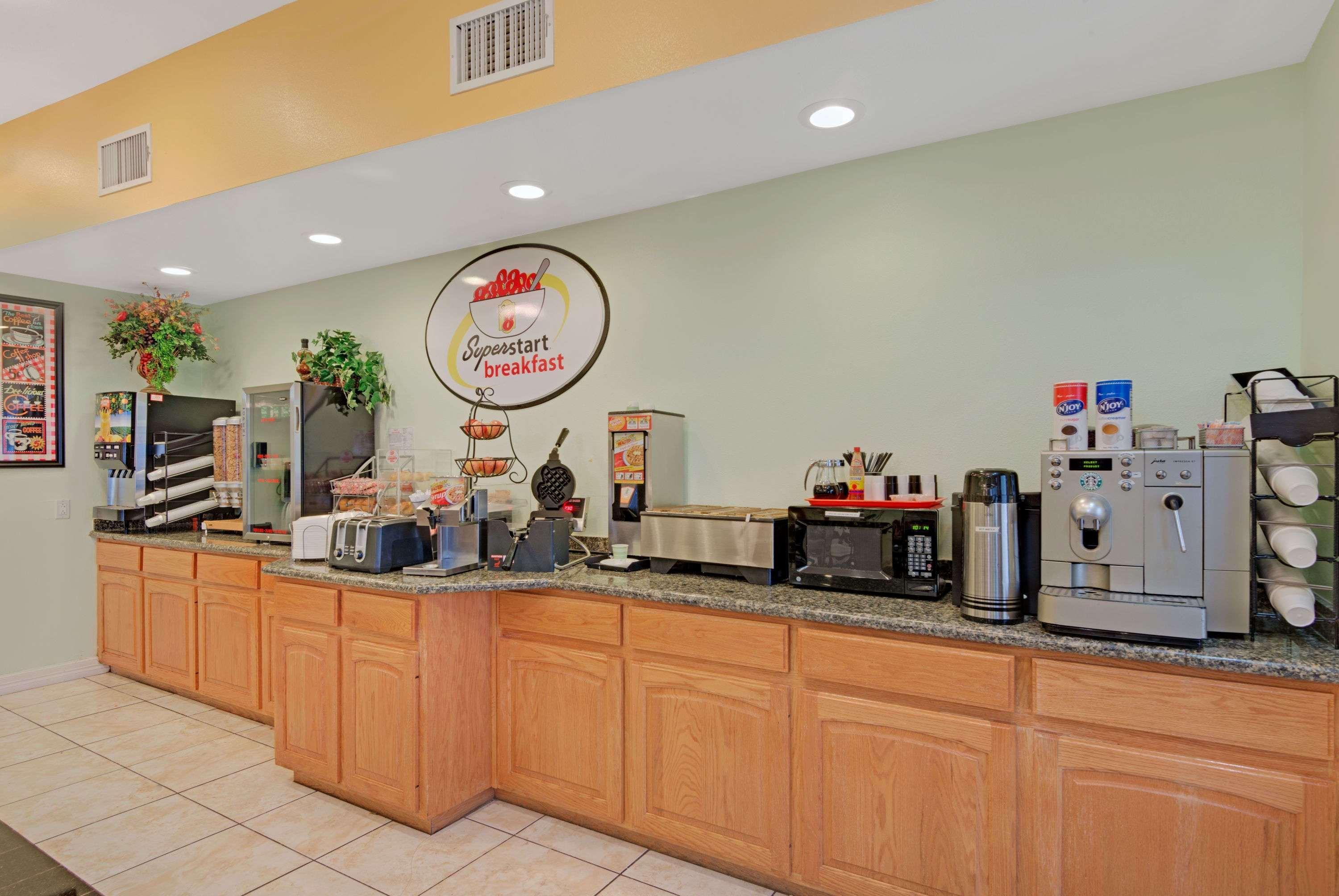 Super 8 By Wyndham Austin/Airport North Ξενοδοχείο Εξωτερικό φωτογραφία